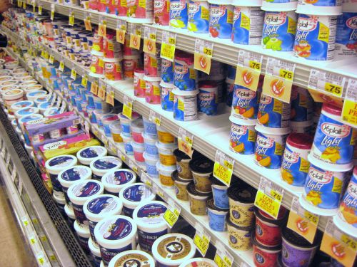 あるスーパーのヨーグルト売り場。豆乳ヨーグルト、従来品、ギリシャ・ヨーグルトと様々な種類とブランドが並んでいます