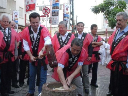 餅をつく、来賓のサンパウロ市長ジルベルト・カサビ氏