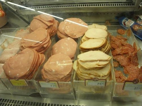 薄切りにして積まれたハム類