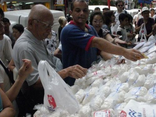 大晦日にリベルダージ地区の食料品店で店頭販売された餅