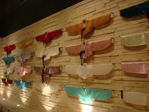 鮮やかな民族衣装の展示にみな足を止めます