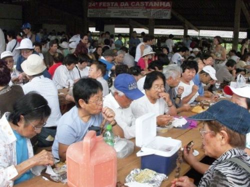 ピエダージの栗拾いの後、皆で昼食を食べた会場。正面の幕にはポルトガル語で「24°FEATA DA CASTANHA(第24回栗の収穫祭)」と記されている