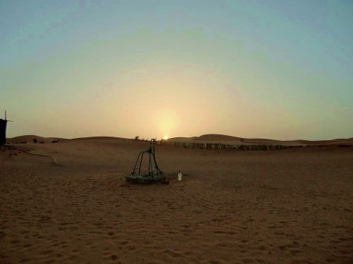 幻想的な自然の美が溢れる砂漠。これはサハラ砂漠の日の出と井戸