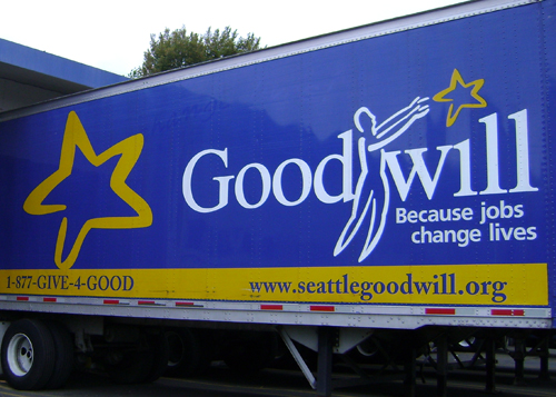 非営利団体、ＧＯＯＤＷＩＬＬ（グッドウィル）のトラック。スーパーマーケットの駐車場等、いたる所にいて便利