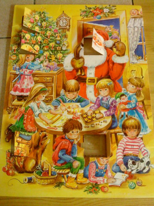 カレンダーには数字が書いており、12月1日から毎日、日付の書いた窓を開けます。このカレンダーの窓の中には、それぞれ小さなチョコレートが入っています