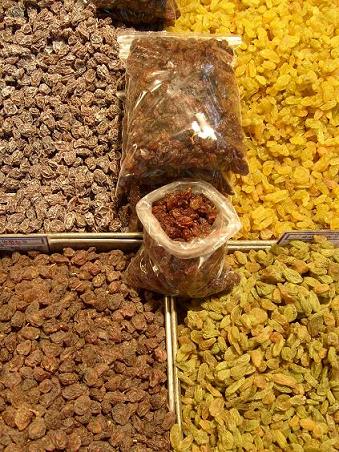 青海の市場にて。新疆に近いので、レーズンも新鮮で美味しい