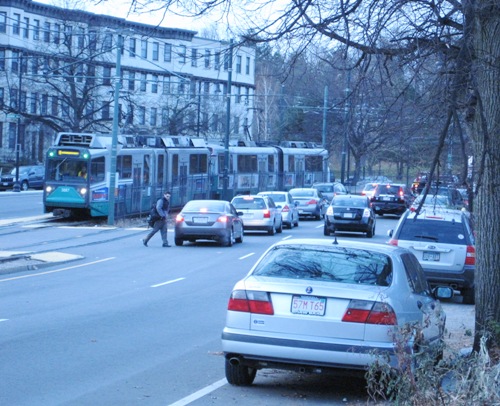 電車通勤の人も、車で出勤する人も…