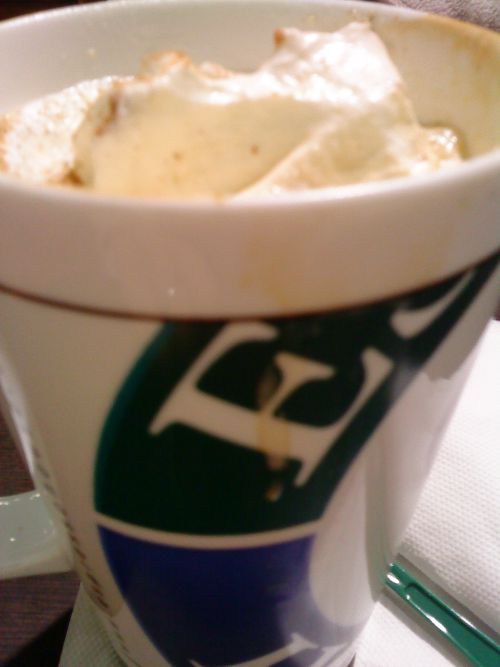 カフェで飲むココア　スウェーデンでは無糖のホイップクリームがのっている事が多く、マシュマロが添えられていることもあります