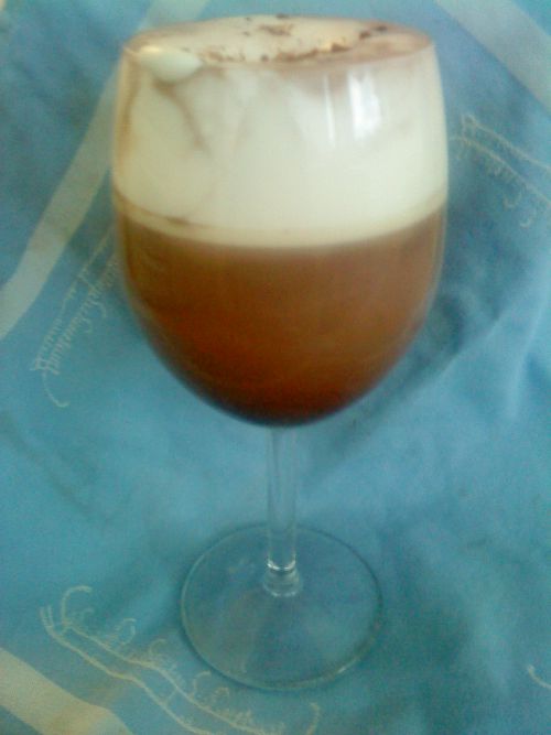アイリッシュコーヒー風に飾ったココア　私自身アルコールを受け付けない体質ですので、この写真はココアに生クリームを浮かべただけですが、アイリッシュコーヒーを飲む周りの方々とのスコール！（乾杯）するときにもマッチすると思います