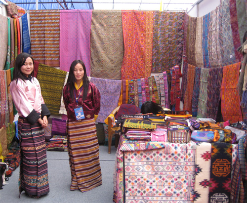 色とりどりの織物を販売する女性の着こなしに魅了!