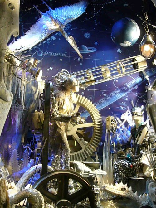 宇宙にある氷の世界で望遠鏡をのぞいて