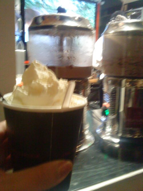 ユール・ポ・リーセベリに来ると必ず飲むのがこのココア、本物のチョコレートを溶かして作っています。飲みながら園内を歩くのがおすすめです