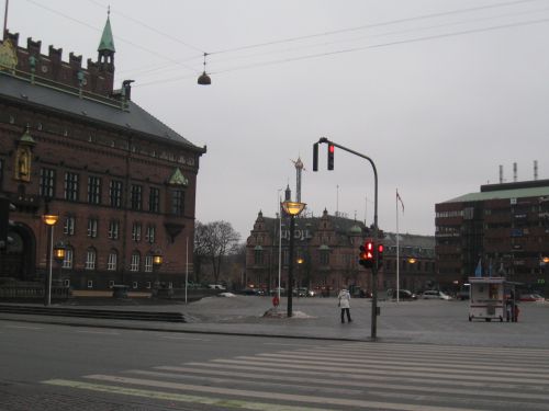 市庁舎広場。真中に小さく見えるのは世界最古のチボリ遊園地