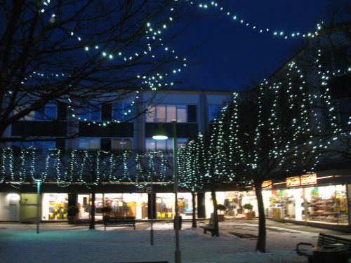 ショッピングセンターには、少しきらびやかな飾りがしてあります