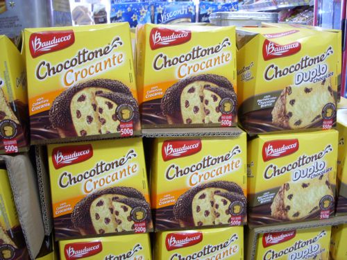 スーパーで山積みにして売られているショコトーネ（チョコチップ入りでチョコがかかった商品と、チョコチップとホワイトチョコクリームが入った商品）