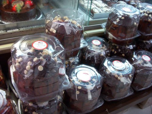 パン屋さんで販売されているチョコとチョコチップのかかったショコトーネ