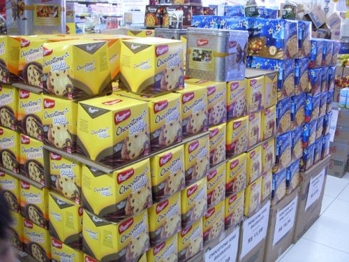 似たような箱でもよく見るとパネトーネではなく、ショコトーネであることもあります