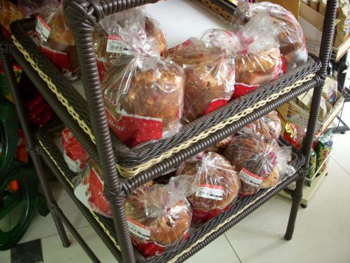 パン屋さんで販売されているパネトーネ