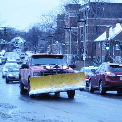 雪が降ると素早く始動する除雪車