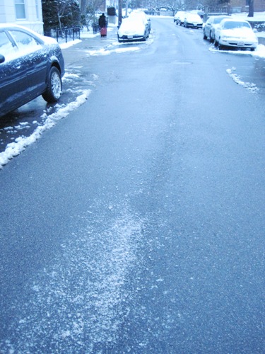 除雪車が通った後の道路