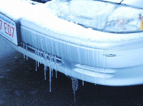 駐車された車から下がるつらら