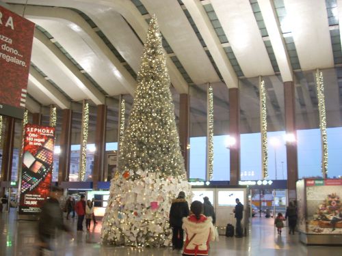 テルミニ駅構内の巨大クリスマスツリー