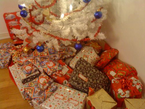 スウェーデンではクリスマスツリーの下に皆のプレゼントを飾り、イブの夕食後に開けます