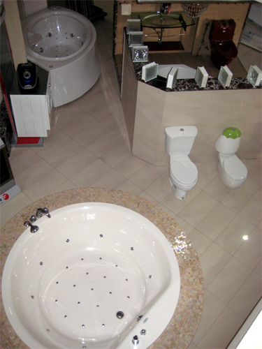 見学に行ったショールームのゴージャスさに目がテン。これを満たす水＆運転する電気はどうやって？