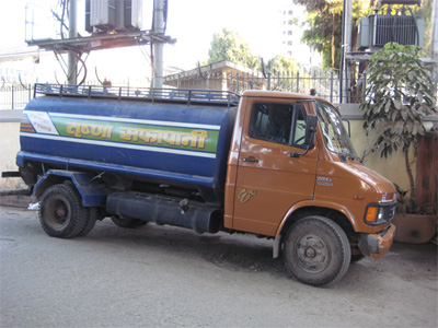 インフラが全く伴なってません。給水タンカー