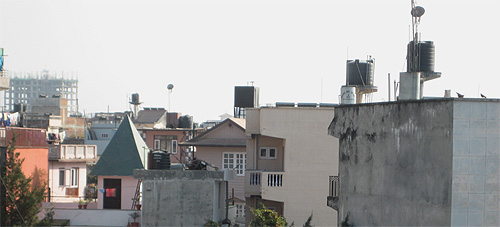 屋上には黒い貯水タンクやソーラー温水設備が置かれています