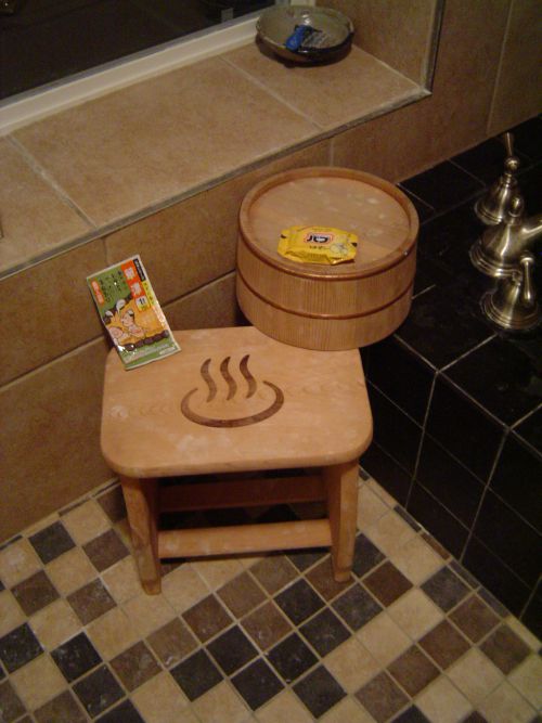 日本の雰囲気を作るためにひのきの椅子とゆおけがあります。入浴剤もあります！