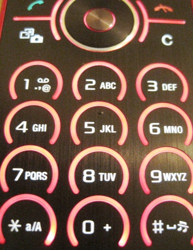 電話のボタンには、数字の横に３〜４個のアルファベットがある