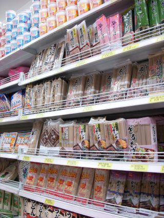 サンパウロ市の東洋人街の食料品店のおそば売り場