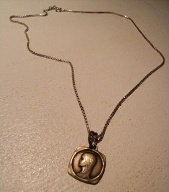 ペンダントは、マリア様が刻まれているモノなどを贈ります