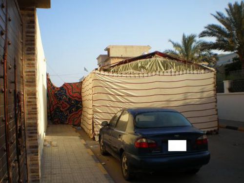 このテントのせいで、ご近所のガレージが開かなくなることもあります