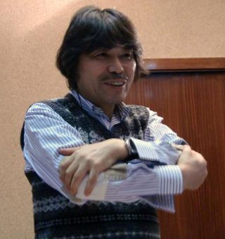 仕事柄、モノを大切にするようになり、「ほら!　肘に穴があいても当て布をして着ます」