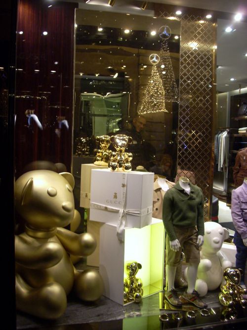 コンドッテイ通りにあるGUCCIの子供服のショーウィンドウ
