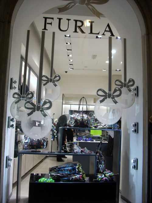 コンドッテイ通りに新規開店したFURLAのショーウィンドウ
