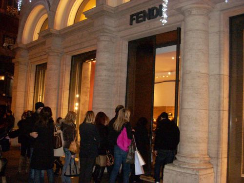 FENDIの店の前に行列する人々