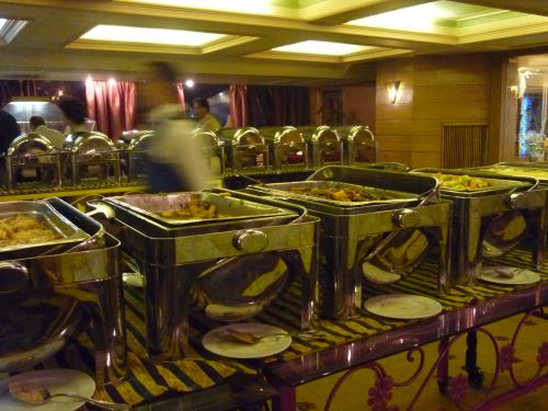 ビュッフェスタイルのディナー