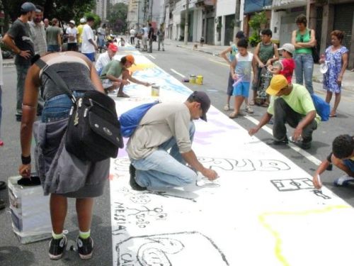 歩行者天国となった車道にそれぞれのイメージするサンパウロの町を描く人々