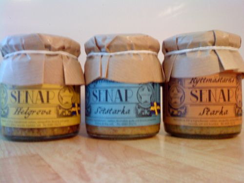 スウェーデン語でマスタードのことはsenap（セナップ）といいます。クリスマスマーケットで試食して美味しかったので、３点よりどり１００クローナ（約１２００円）で買ってきました。左から極粗挽き、甘辛、辛口、スーパーでいつも買うマスタードとは風味も数段異なります。スウェーデンにクリスマスの時期に旅行の際には、お土産に買っていくと喜ばれそうですね