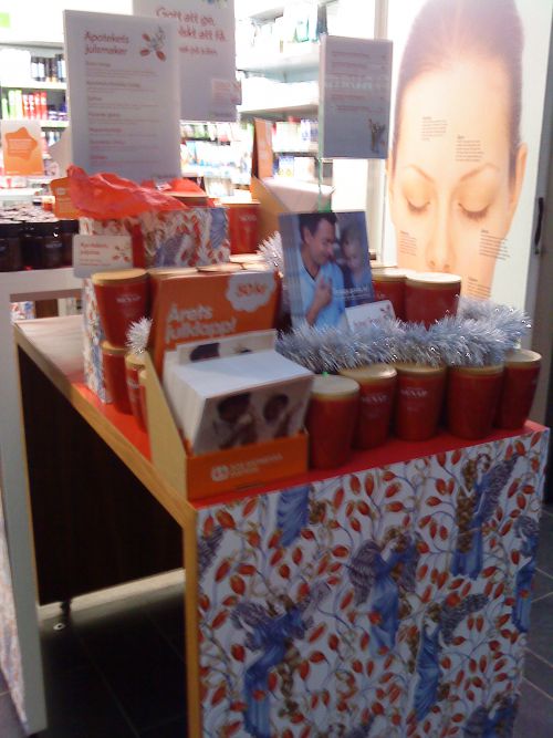 薬局にも期間限定でマスタードが並びます。julklapp/ユールクラップ（クリスマスプレゼント）のために、赤い容器に入っています