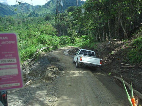 土砂崩れで片道通行