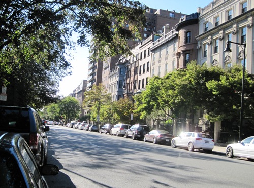 道路沿いにびっしりと停められた車
