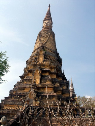 きめ細かい彫刻の彫られたモニボン王の仏塔