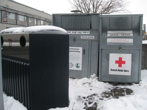 街中のリサイクルボックスに並んでいる回収ボックス