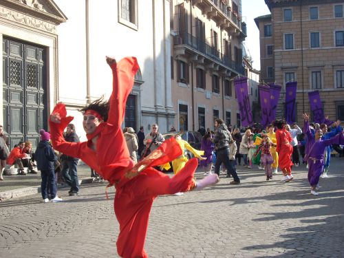 広場を踊りながら凱旋する”IZANAI踊り”