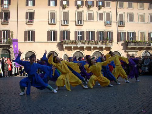 広場中央ステージで”IZANAI踊り”のお披露目