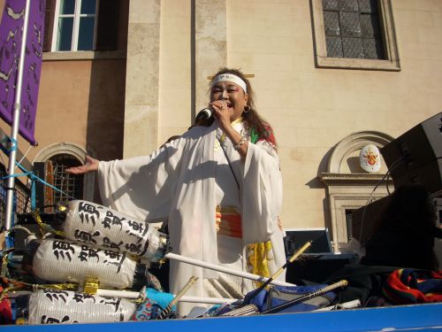 ”IZANAI”須賀連代表、國友須賀さんパレードの音頭をとる